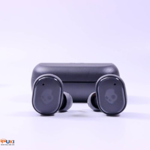 Skullcandy theo truyền thống nhắm mục tiêu vào thị trường âm thanh tập luyện và cấp thấp, nơi mọi người có xu hướng thích âm trầm hơn một chút trong âm nhạc. Grind Fuel cung cấp cho bạn một chất âm V-shape rõ ràng, cho bạn âm bass đầy đặn và mạnh mẽ, âm treb đầy kích thích. Bù lại thì âm mid sẽ thiên nhiều hơn về âm low mid gần với dải bass, âm mid trung và high mid sẽ có nhưng đoạn bị thiếu chi tiết hoặc không có sự tách bạch rõ rệt.