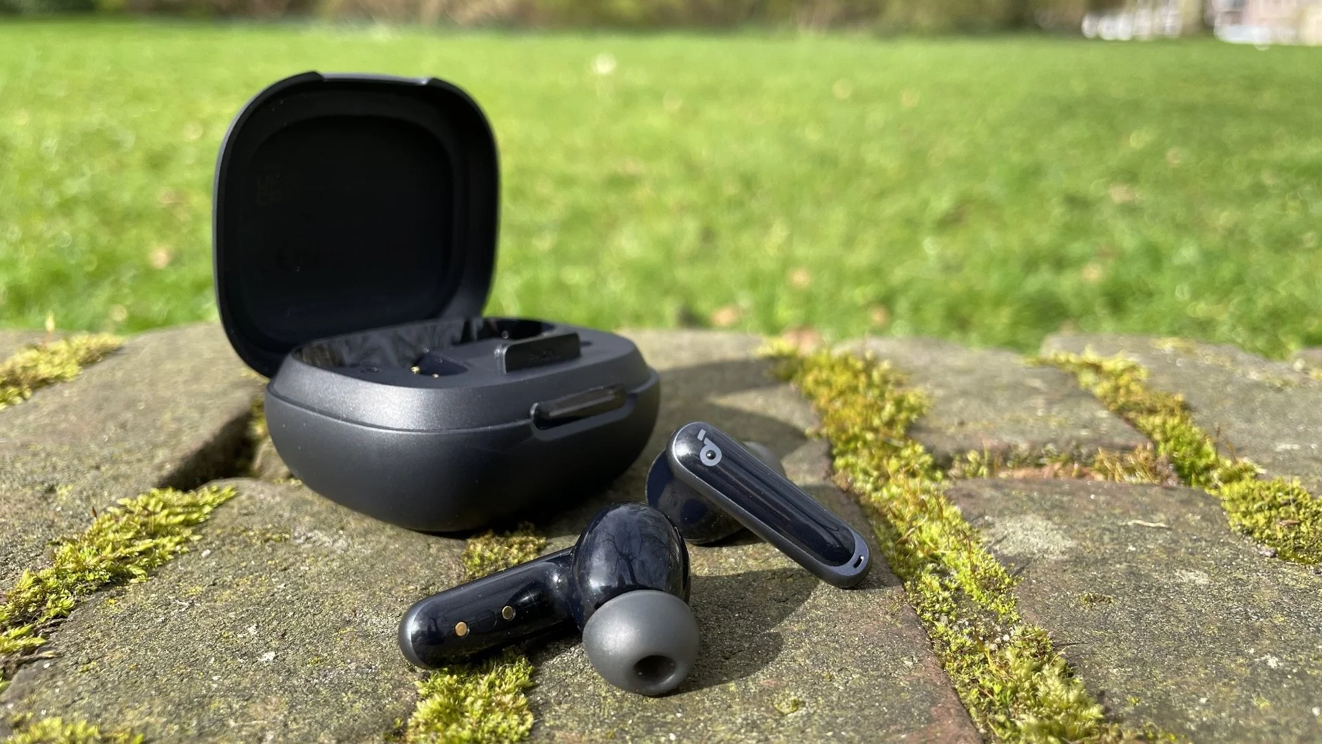 Soundcore+P40i+review+with+phone+stand